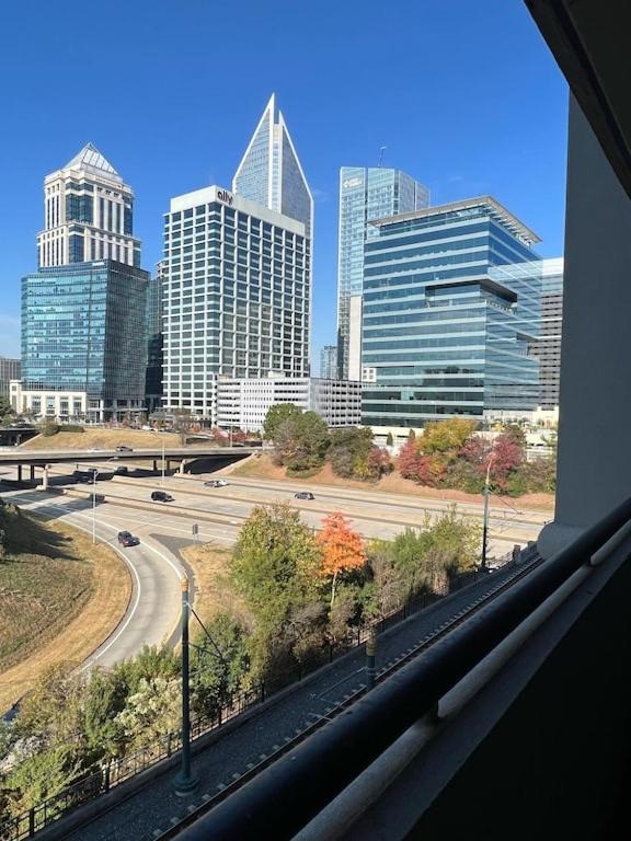 Spacious 2 Bedroom 2 Bathroom Apartment With Balcony In Uptown Charlotte! City Views & Free Parking! エクステリア 写真
