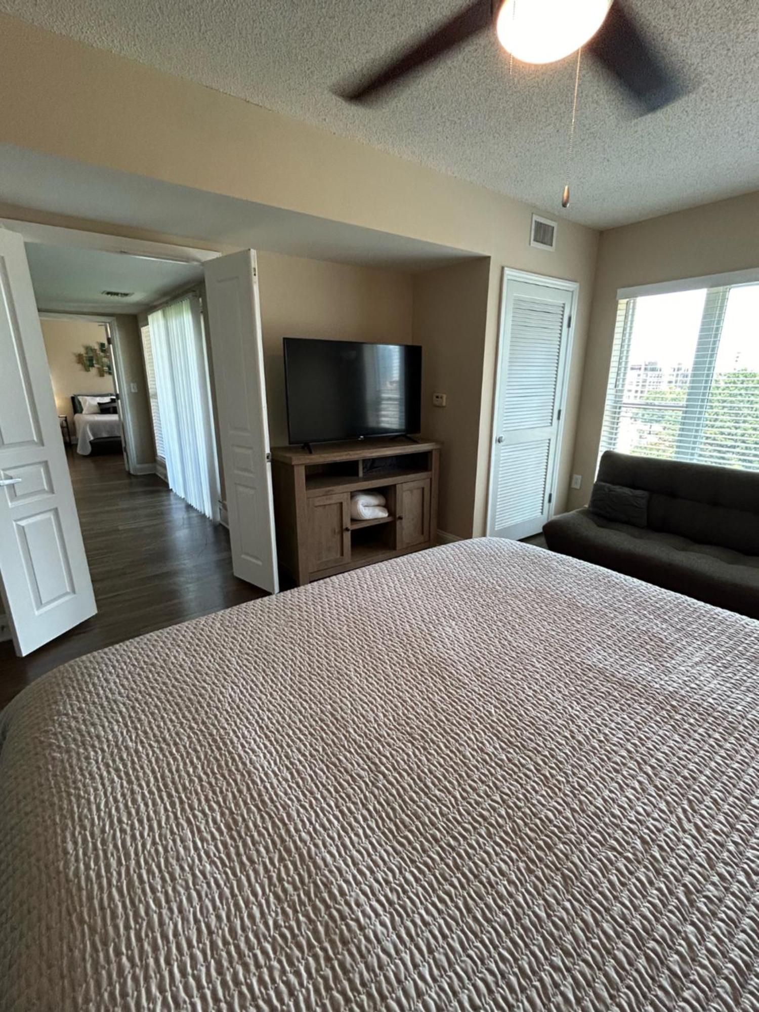 Spacious 2 Bedroom 2 Bathroom Apartment With Balcony In Uptown Charlotte! City Views & Free Parking! エクステリア 写真