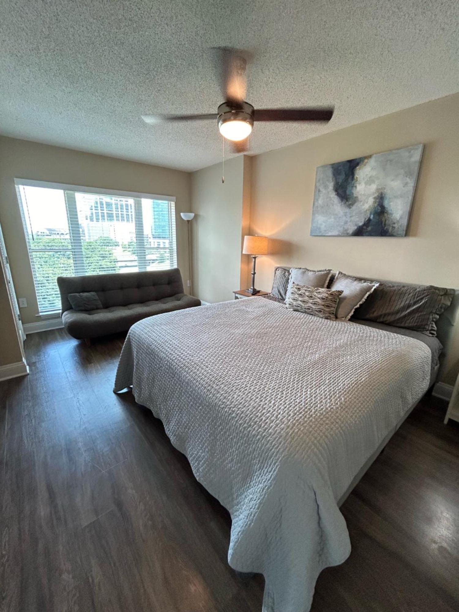 Spacious 2 Bedroom 2 Bathroom Apartment With Balcony In Uptown Charlotte! City Views & Free Parking! エクステリア 写真