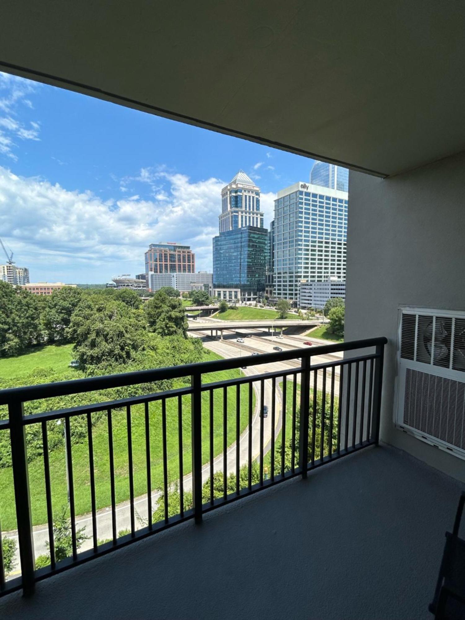 Spacious 2 Bedroom 2 Bathroom Apartment With Balcony In Uptown Charlotte! City Views & Free Parking! エクステリア 写真